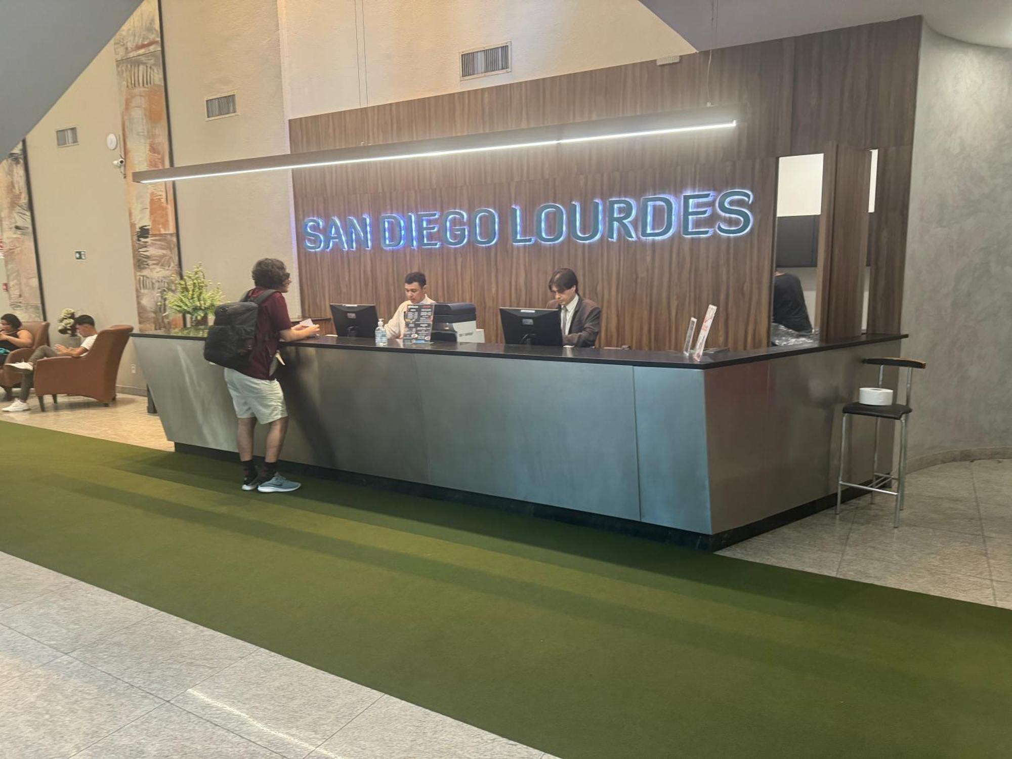 Apart-Hotel De Luxo Em Lourdes เบโลโอรีซอนชี ภายนอก รูปภาพ